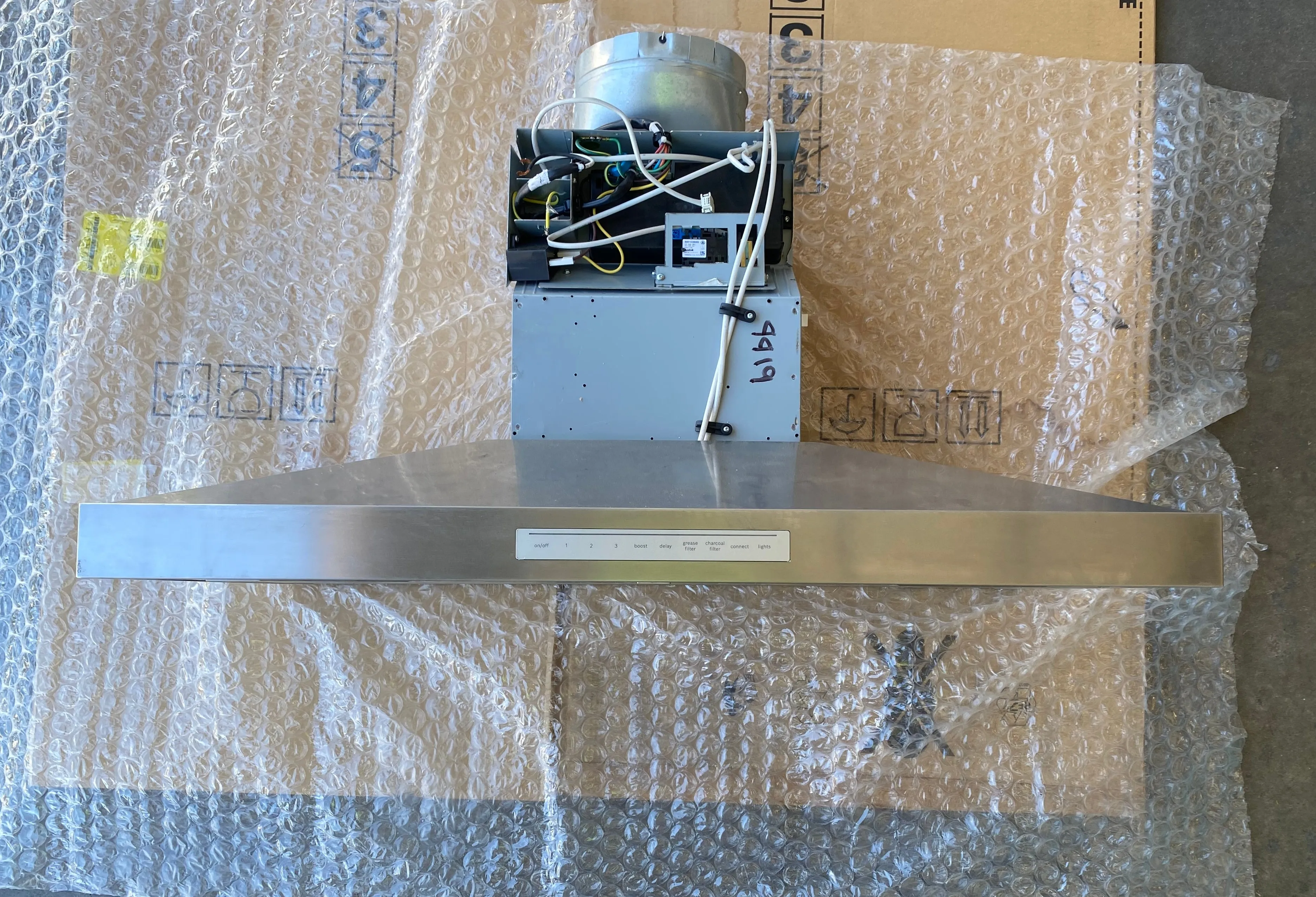 Bosch 500 Series HCP56652UC 36 Inch Wall Mount Smart Range Hood with 4-Speed/600 CFM Blower, LCD Touch Display Control, Aluminum Mesh Filters, Halogen Lighting, and Delay Shut-Off